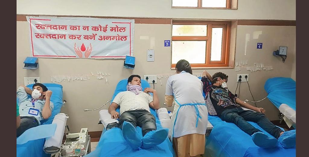 On birth anniversary of Dr Shayama Prasad Mukherjee, @SJHDELHI in association with Nehru Yuva Kendra Sangathan @Nyksindia of Ministry of Youth Affairs and Sports @YASMinistry organised a blood donation camp on July 6, 22. A total of 110 volunteers donated blood on this occasion.