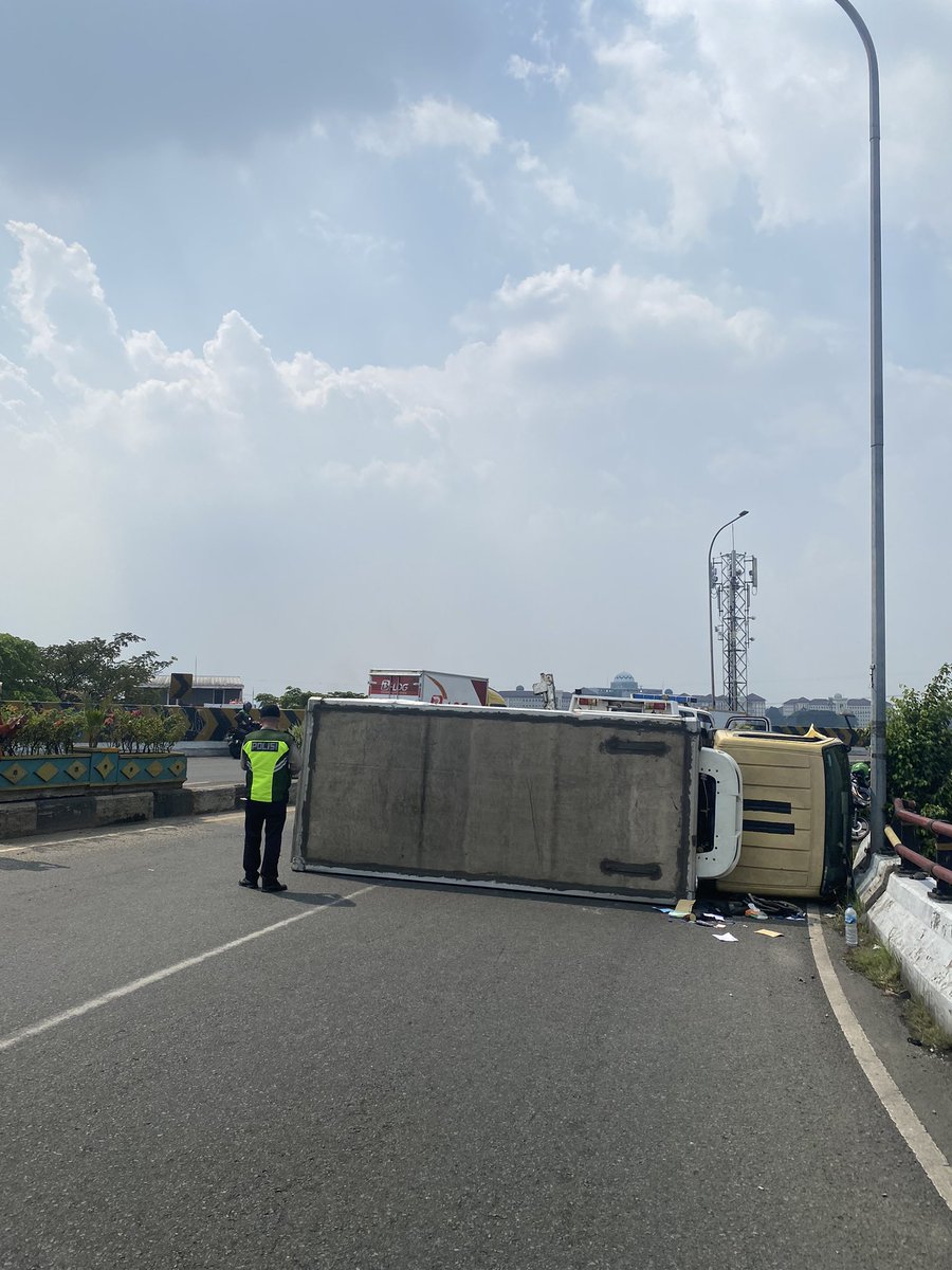 Hati-hati buat yang jalan pulang dari arah UIN-Pamulang ada truck guling tengah flyover ciputat. Cc : @InfoTangsel @AboutTNG @txtdaritng