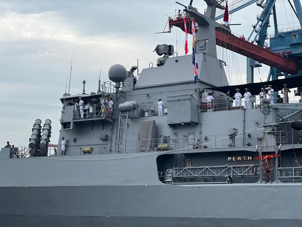 IKAHANid's tweet photo. .@Australian_Navy HMAS PERTH recently visited Tanjung Priok in North Jakarta before continuing their regional deployment. HMAS PERTH conducted a Passage Exercise (PASSEX) with @TNIAL KRI Bung Tomo in its mission to strengthen regional military cooperation๐ฎ๐ฉ๐ค๐ฆ๐บ#moresecuretogether https://t.co/zAOYbApkHV