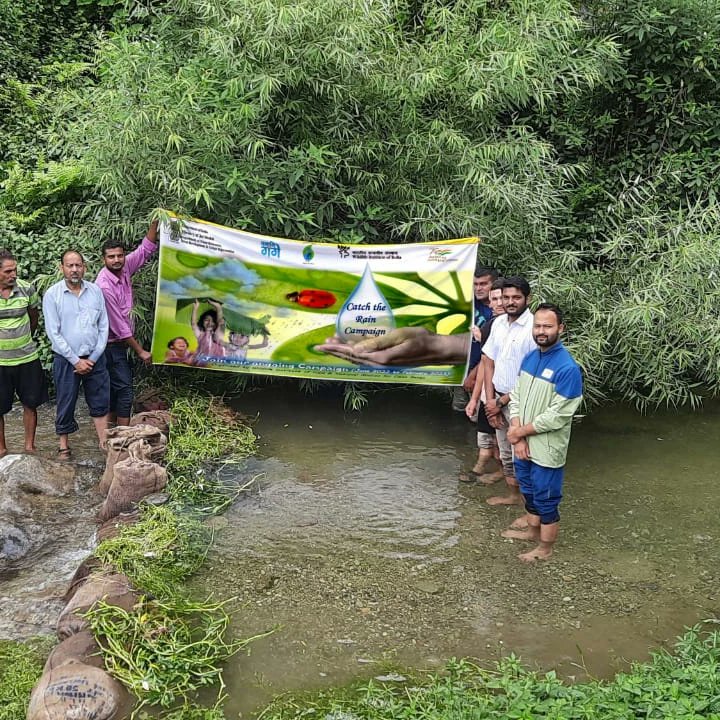 sangeeta_angom's tweet photo. #CTR-Activity 4
#CatchTheRainCampaign
@NAGNI, Tehri Garhwal
WII-NMCG team took initiative of water recharge in Hanvel River through construction of novel, viable, sustainable, traditional & eco-friendly methods of checking small streams via sand/gravel bags @wii_india @nwmgoi https://t.co/KAESqiWKRp