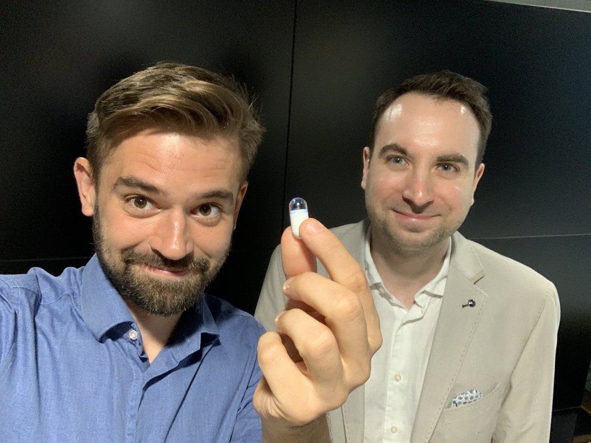 Chyba najważniejszy polski produkt medyczny. Kapsułka endoskopowa. Otrzymujemy kurierem, połykamy, robi 60 tys. zdjęć a AI wyodrębnia tylko te ze zmianami i przekazuje na smartfon lekarza. Bada też temperatury tkanek bo rakowe mają wyższą. 700 zł od 2024! tiny.pl/93841