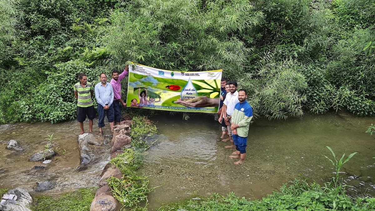 CallingGanga's tweet photo. #CTR-Activity 4
#CatchTheRainCampaign
WII-NMCG team took the initiative of water recharge in Hanvel River through the construction of novel, viable, sustainable, traditional and eco-friendly methods of checking small streams via sand/gravel bags at Nagni, Tehri Garhwal https://t.co/RzMPoAfbKX