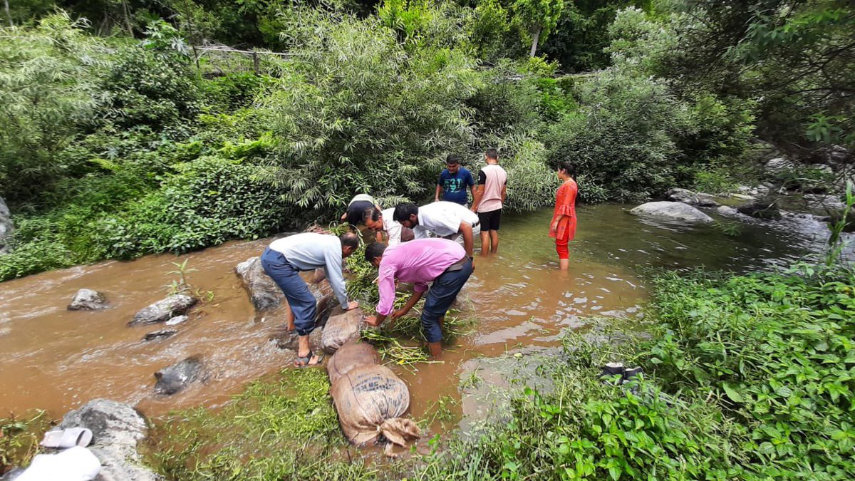 CallingGanga's tweet photo. #CTR-Activity 4
#CatchTheRainCampaign
WII-NMCG team took the initiative of water recharge in Hanvel River through the construction of novel, viable, sustainable, traditional and eco-friendly methods of checking small streams via sand/gravel bags at Nagni, Tehri Garhwal https://t.co/RzMPoAfbKX