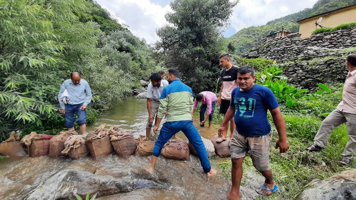CallingGanga's tweet photo. #CTR-Activity 4
#CatchTheRainCampaign
WII-NMCG team took the initiative of water recharge in Hanvel River through the construction of novel, viable, sustainable, traditional and eco-friendly methods of checking small streams via sand/gravel bags at Nagni, Tehri Garhwal https://t.co/RzMPoAfbKX