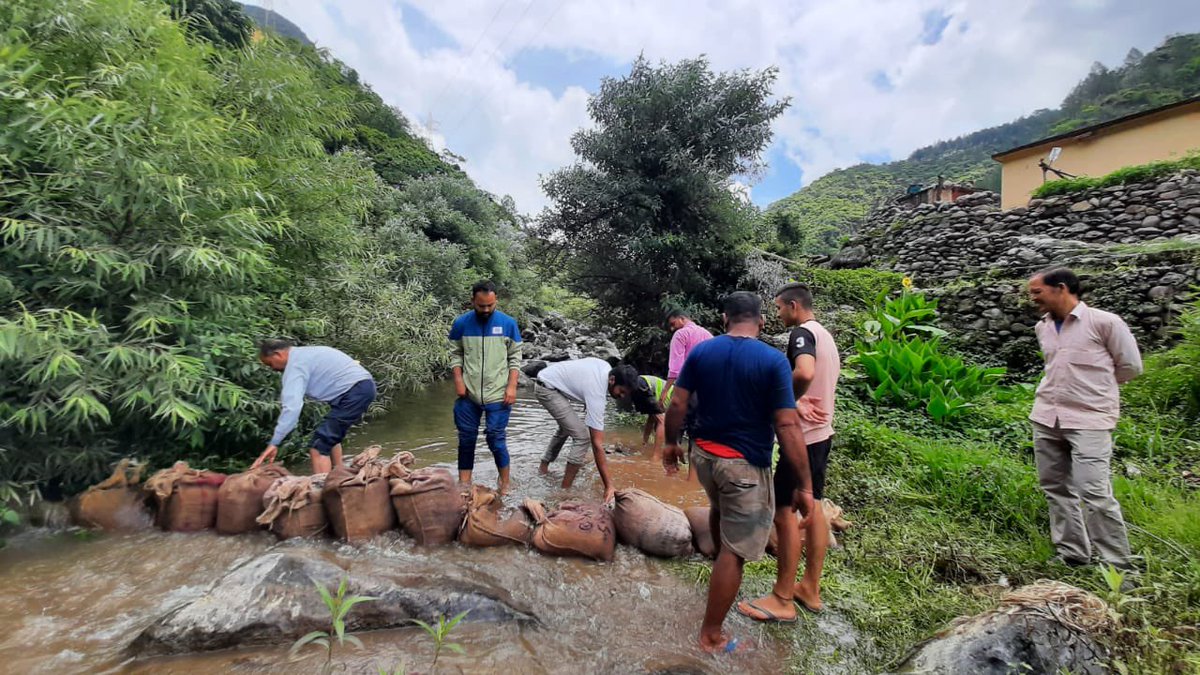 CallingGanga's tweet photo. #CTR-Activity 4
#CatchTheRainCampaign
WII-NMCG team took the initiative of water recharge in Hanvel River through the construction of novel, viable, sustainable, traditional and eco-friendly methods of checking small streams via sand/gravel bags at Nagni, Tehri Garhwal https://t.co/RzMPoAfbKX