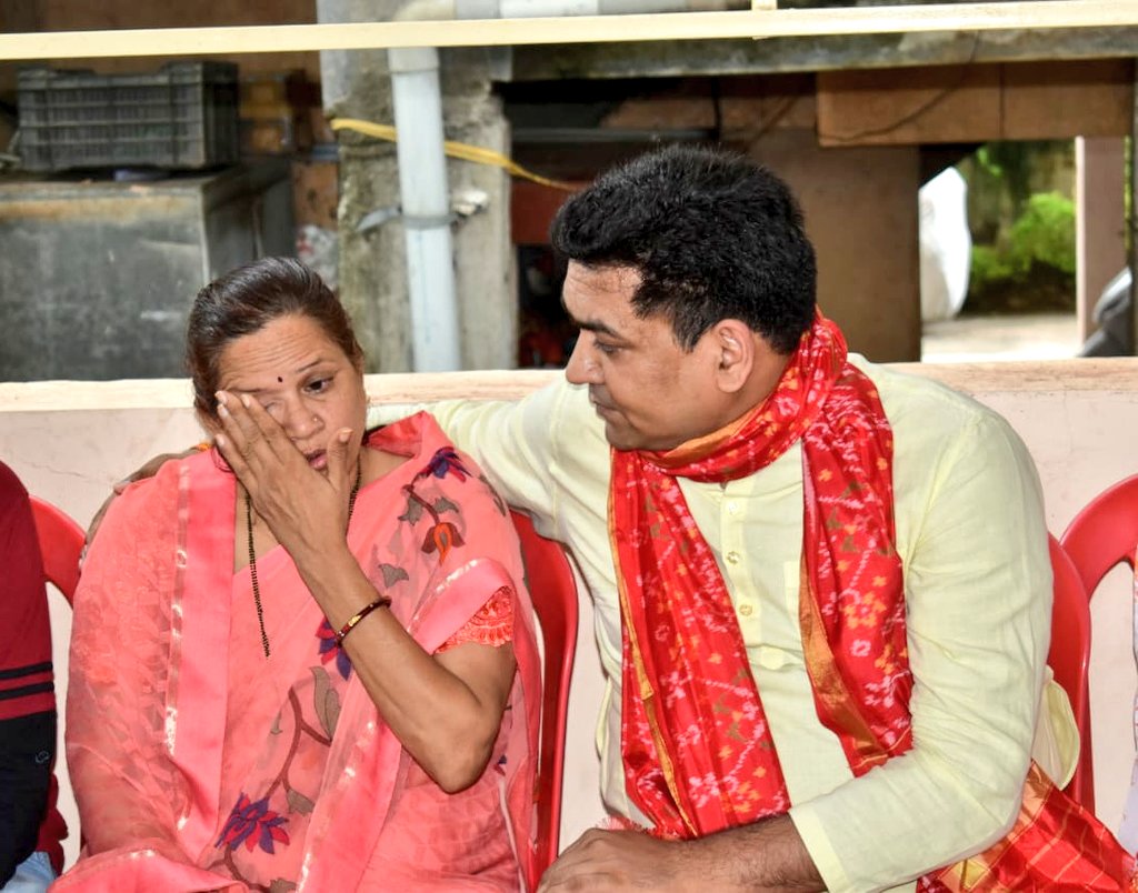 अमरावती जाकर उमेश कोल्हे की पत्नी से मिले भाजपा नेता कपिल मिश्रा।

सौंपे 30 लाख रुपए।

उमेश कोल्हे की पत्नी से कहा , "आप अकेले नहीं हो, मेरे जैसे हजारों भाई आपके साथ खड़े हैं।"