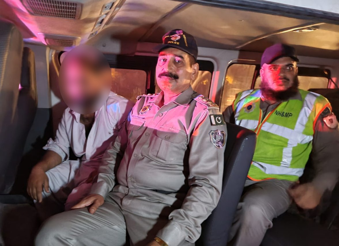 NHMPofficial's tweet photo. محترم قاسم،

براہ کرم نوٹ کریں این ایچ اے اور لوکل پولیس کے تعاون سے ویڈیو میں نظر آنے والے افراد کی شناخت کرکے گرفتاری عمل میں لائی گئی ہے اور ملزمان کو مزید قانونی کاروائی کے لئے لوکل پولیس کے حوالے کر دیا گیا ہے۔

نیک تمنائیں
این ایچ ایم پی https://t.co/MlZC3Uq9bD