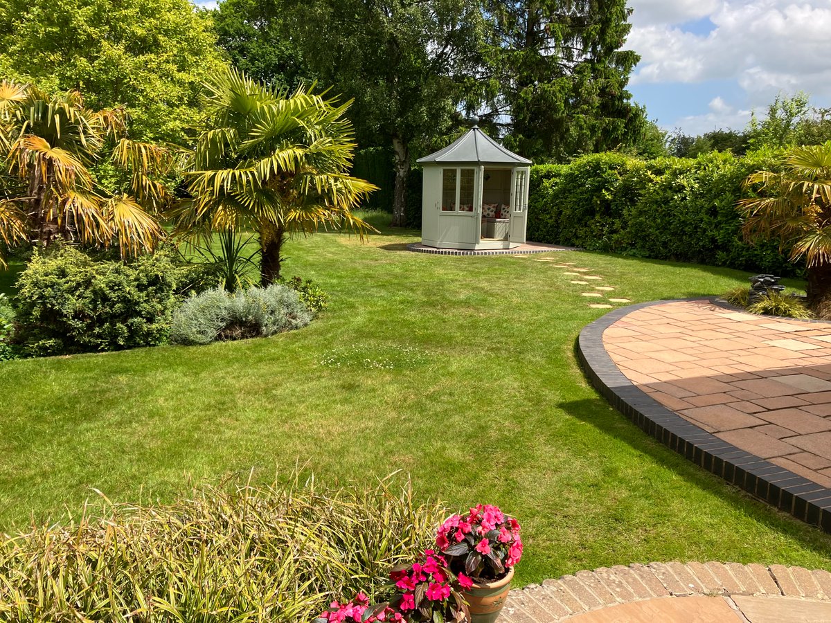 A summerhouse that allows you to face the sun or change your view of the garden throughout the day... 
Read how a rotating base summerhouse gives you the opportunity to capture the sun all day bit.ly/3ykJmRX
#summerhouses #luxurysummerhouses #gardenoffice