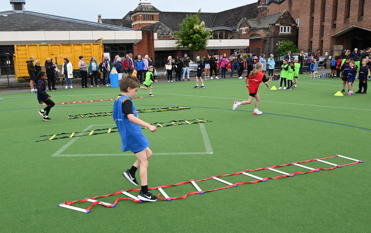 stockportgs's tweet photo. Thank you to the Stopfordian Parents’ Association for providing refreshments.
More pictures from #SportsDay2022 can be found at https://t.co/hs8DzsXprv.
#SGSJuniorSchool #SGSSport #SportsDay #athletics #running #fieldevents #trackevents #Warren #Arden #Nicholson #Vernon https://t.co/2BlIwUORpb