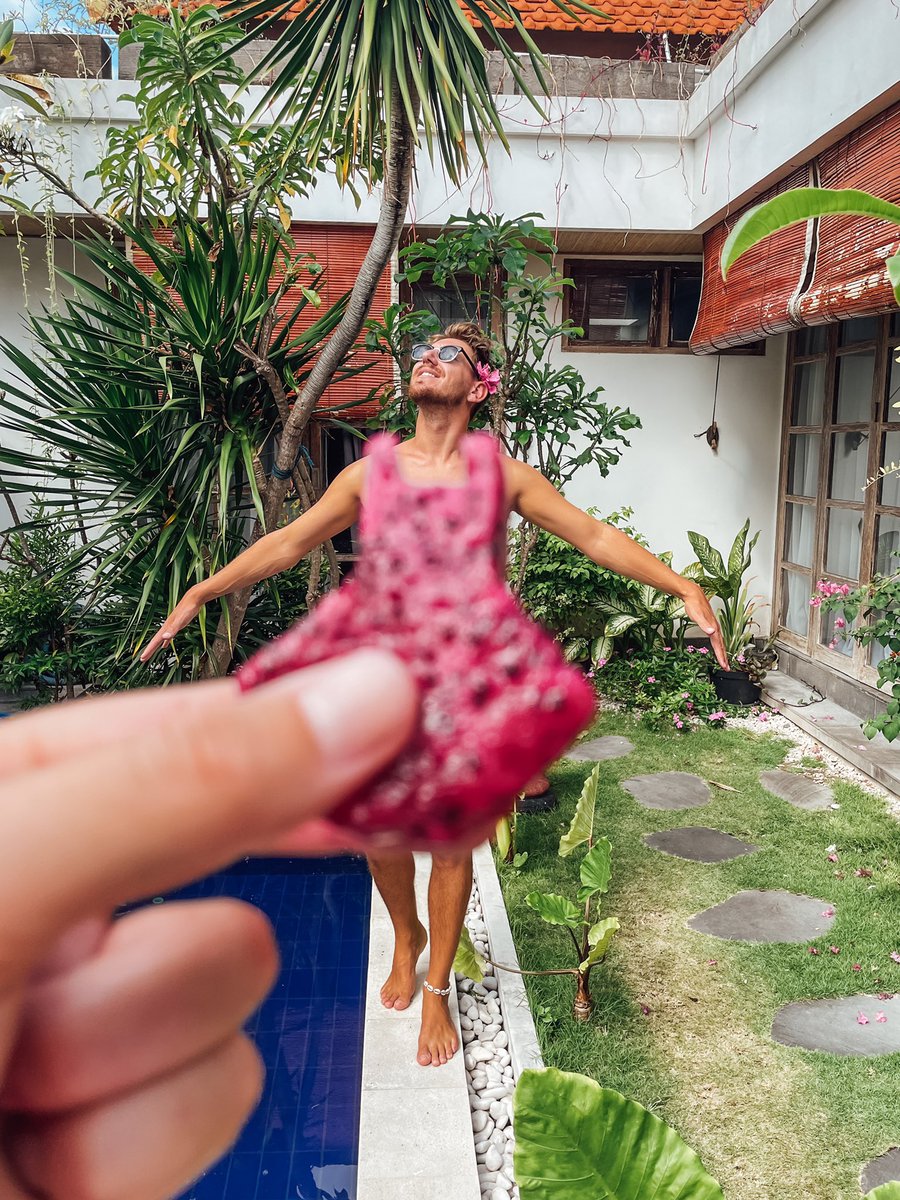 TvMixMax's tweet image. Wollte ein Nacktfoto am Pool machen… und die Fotografen haben sich wieder einen Spaß draus gemacht und Obst vor die Kamera gehalten.