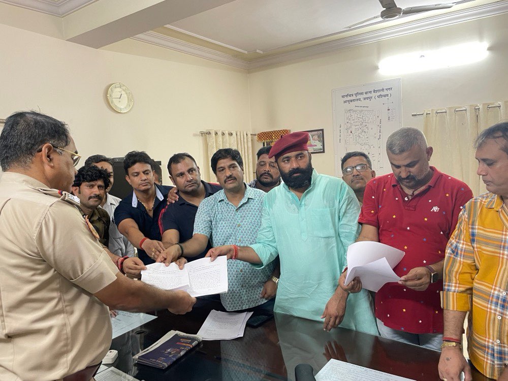 mahipalmakrana_'s tweet photo. #Ban_Kaali
 आज डॉक्यूमेंट्री फिल्म काली की डायरेक्टर लीना मनीमैकलाई के खिलाफ जयपुर के विशाल नगर थाने में धार्मिक भावनाओं को आहत करने की रिपोर्ट दर्ज करवाई. नेशनल और इंटरनेशनल कोर्ट मै मुकदमा दर्ज हो. और सख्त से सख्त कार्रवाई हो. आओ हम सब इसके खिलाफ आवाज बुलंद करें.🙏 जय मां काली https://t.co/foUwB9hUz2