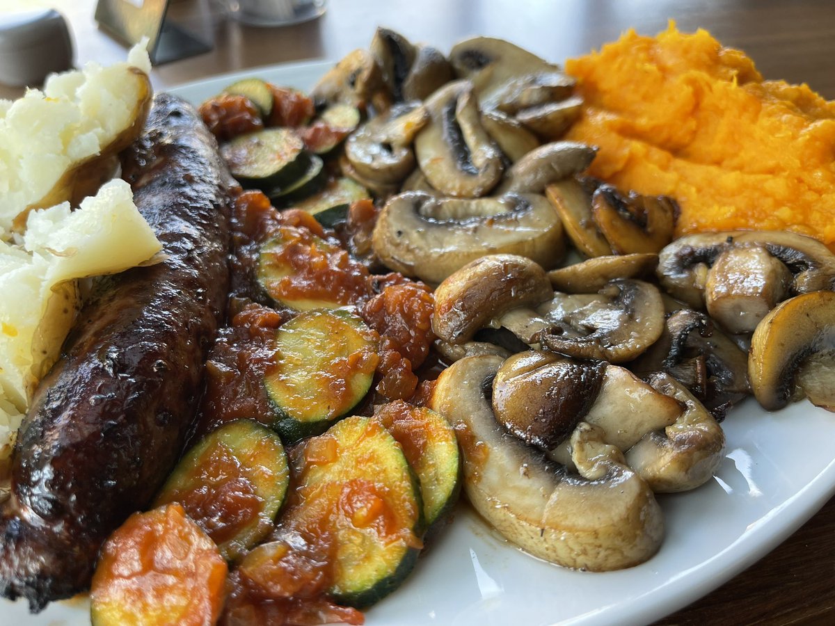 Boerewors &amp; veggies for lunch <a href="/TurnnTender/">Turn 'n Tender</a> 😍