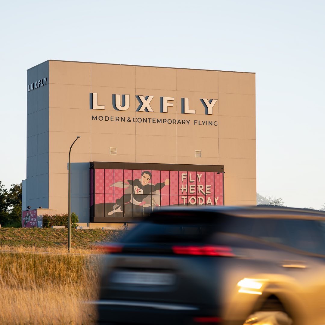 LUXFLYSKYDIVE's tweet photo. Avez-vous remarqué ce bâtiment sur la E25 à côté d'IKEA et de Décathlon ?
C'est un lieu d'événement par excellence. Découvrez nos services ici : https://t.co/LeC8NHgrA0
#luxflyskydive #luxfly #events #meeting #teambuilding #ikea #decathlon #incentive #indoorskydiving https://t.co/t7icxSXnfs