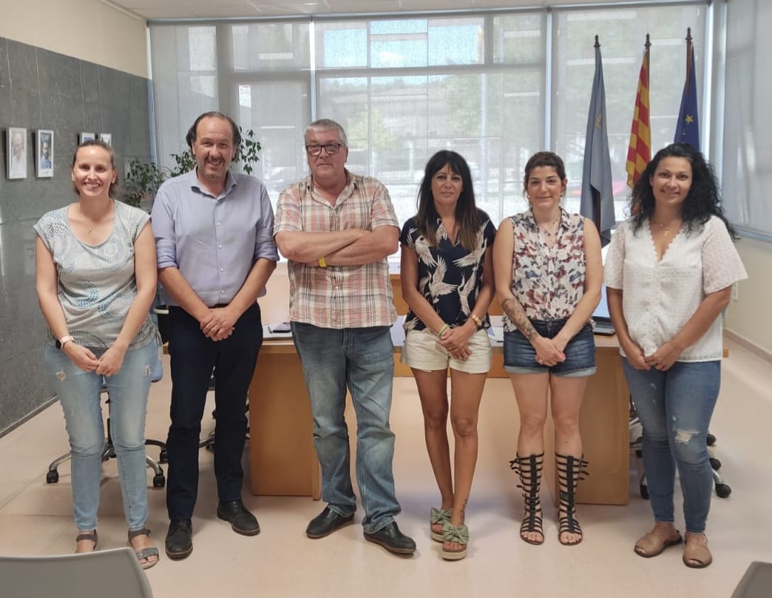Veolia_Cat's tweet photo. 🤝 A #TorrellesdeFoix, ens reunim amb Serveis Socials de l'Ajuntament de @torrellesdefoix per parlar dels fons de solidaritat per atendre les famílies en situació de vulnerabilitat.

💧 59 famílies ja s'han beneficiat d'aquest fons des que es va posar en marxa. #AGBARalteucostat https://t.co/pVBk3B9JZy