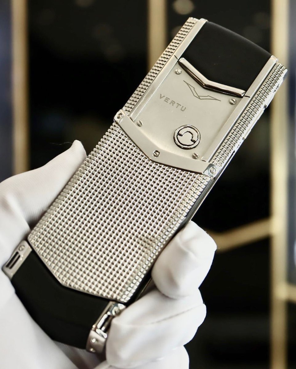 luxury_trung's tweet photo. Vertu signature Clous De Paris Stainless Steel.
Với thiết kế 1580 hoa văn hình vuông được gia công tỉ mỉ bằng tay. Chắc các anh không thể rời mắt được phải không.
Giá chỉ 1xx triệu

☎ Hotline/Zalo: 0832299999 - 𝓣𝓻𝓾𝓷𝓰 𝓝𝓰𝓾𝔂𝓮̂̃𝓷. https://t.co/7pd4D1Kwdb