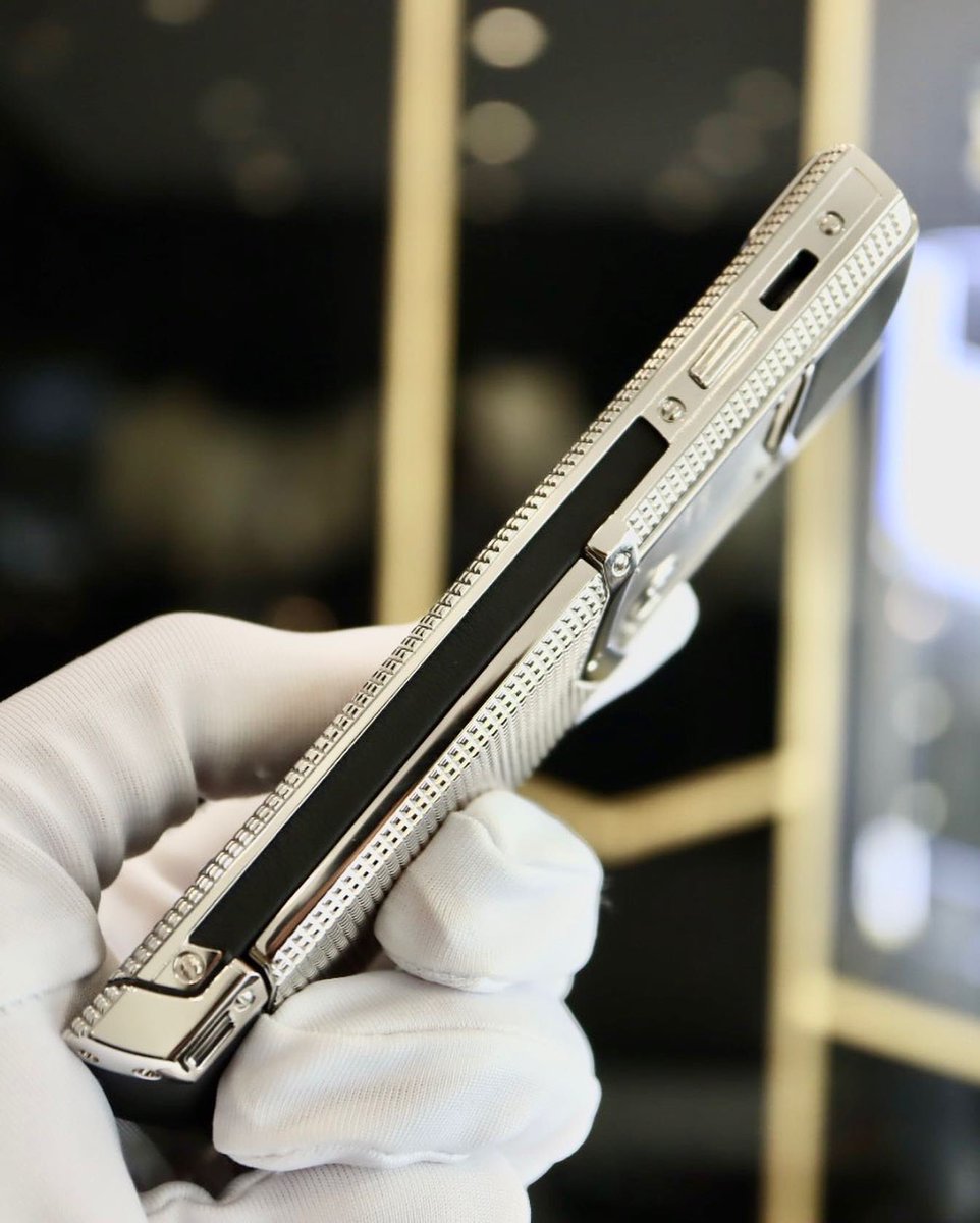 luxury_trung's tweet photo. Vertu signature Clous De Paris Stainless Steel.
Với thiết kế 1580 hoa văn hình vuông được gia công tỉ mỉ bằng tay. Chắc các anh không thể rời mắt được phải không.
Giá chỉ 1xx triệu

☎ Hotline/Zalo: 0832299999 - 𝓣𝓻𝓾𝓷𝓰 𝓝𝓰𝓾𝔂𝓮̂̃𝓷. https://t.co/7pd4D1Kwdb