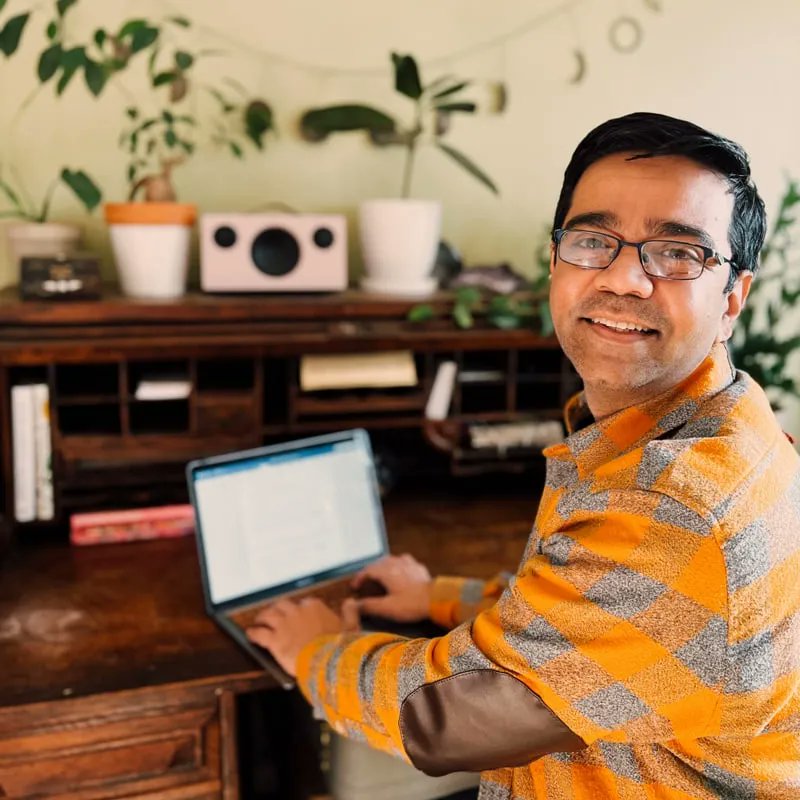 solsticelitmag's tweet photo. “Crows stood still on the inn’s slanting terracotta roofs like they were meditating. Its vermilion walls were doused with morning’s drowsy shadows.”
A superb story by @shastriav from our Spring Issue:
https://t.co/xNmx2gjvBB
#writingcommunity #amreading #SolsticeLitMag https://t.co/xu2Z2mpAIb