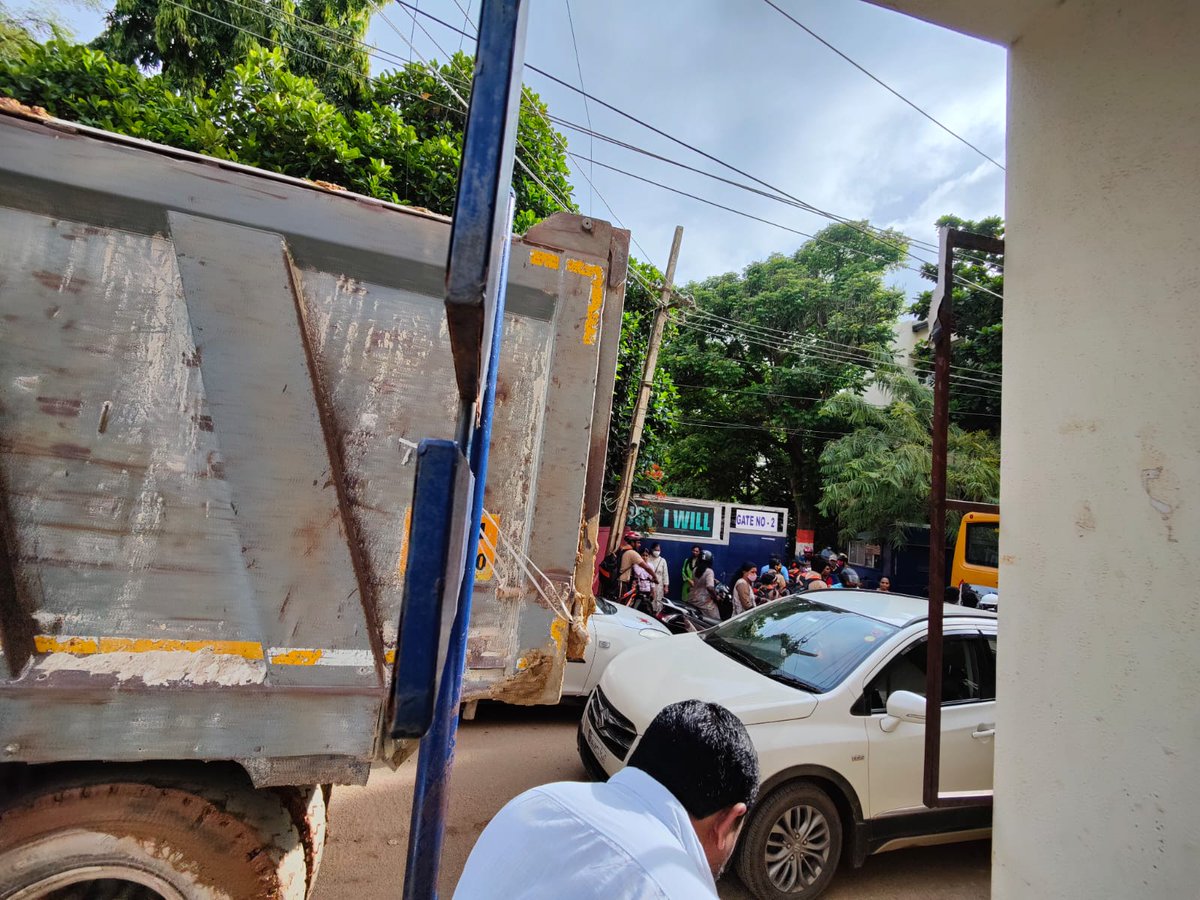 vsudarshan72's tweet photo. @blrcitytraffic 
I want to bring to your notice about the pathetic traffic situation at the Kensri school, Mariyanna Play
Since the school starts exactly at 8:15 for all the classes, and it's a single narrow lane, its very difficult to turn at the Main road Church, https://t.co/ECdKh0P3y9