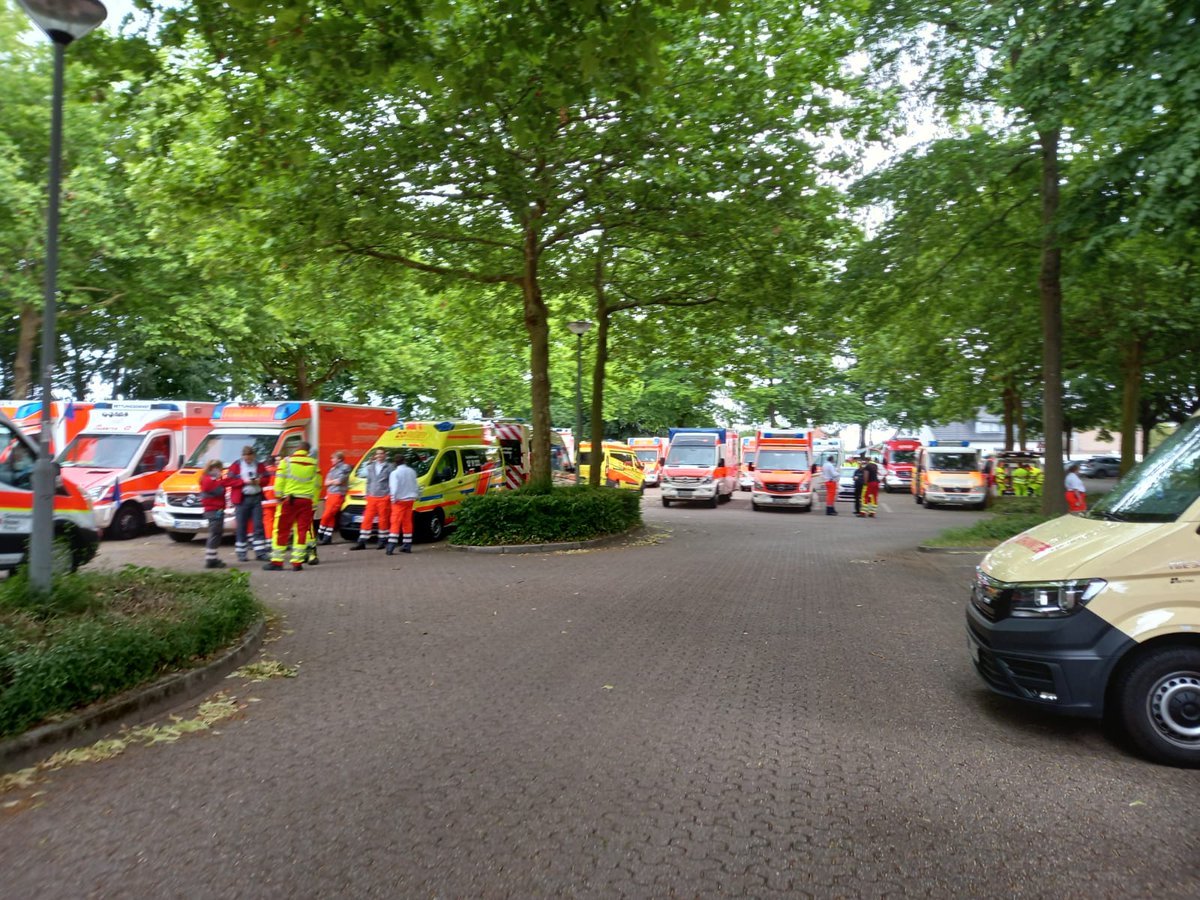 DRKGrefrath's tweet photo. Warten in #Wesel. Heute morgen sind wir mit dem Betreuungs-Kombi 2.0 zu einer Bombenentschärfung nach Wesel ausgerückt. Verschiedene Patiententransportzüge warten dort auf den konkreten Einsatz, um z.B. Krankenhäuser und Altenheime zu räumen. 
#DRK #Roteskreuz #Bombenentschärfung https://t.co/TJXglUvp4u