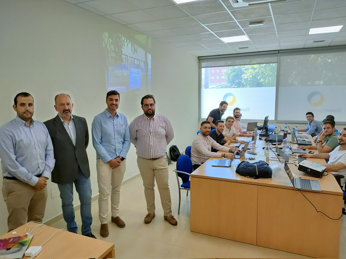 ujaen's tweet photo. El vicerrector de Transferencia del Conocimiento, Empleabilidad y Emprendimiento de la @ujaen, Pedro Pérez, visita las instalaciones cedidas por la #UJA a la empresa @OpenSpringES, dedicada a facilitar el proceso de transformación digital en cualquier empresa o entidad https://t.co/Hq0dXlLB7g