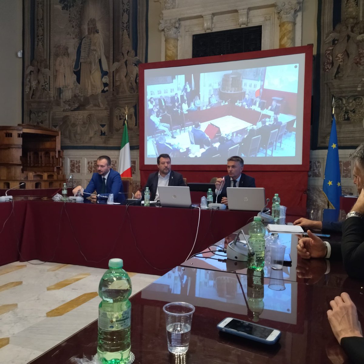 ManfrediPotenti's tweet photo. Riunione gruppo #LegaCamera dei Deputati.
Assieme a tutti i colleghi, il Capitano #MatteoSalvini il Capogruppo On. Riccardo Molinari, i Ministri e i Sottosegretari.
La prima forza parlamentare italiana a servizio del Paese !!

Gruppo Lega - Camera

https://t.co/yEHFZt6XZO https://t.co/1M9gmDTuM5