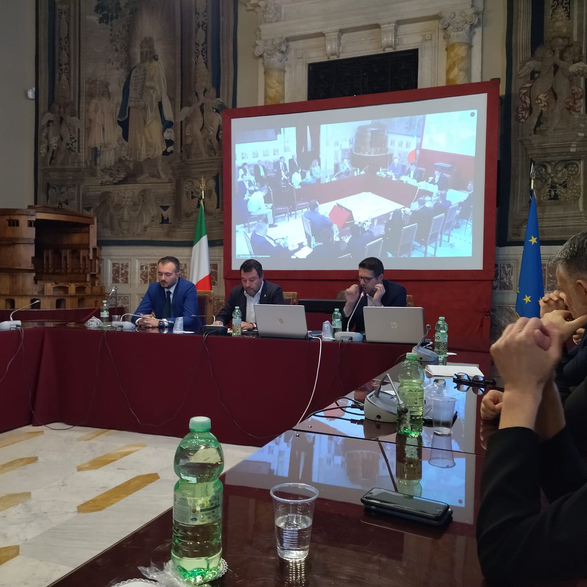 ManfrediPotenti's tweet photo. Riunione gruppo #LegaCamera dei Deputati.
Assieme a tutti i colleghi, il Capitano #MatteoSalvini il Capogruppo On. Riccardo Molinari, i Ministri e i Sottosegretari.
La prima forza parlamentare italiana a servizio del Paese !!

Gruppo Lega - Camera

https://t.co/yEHFZt6XZO https://t.co/1M9gmDTuM5