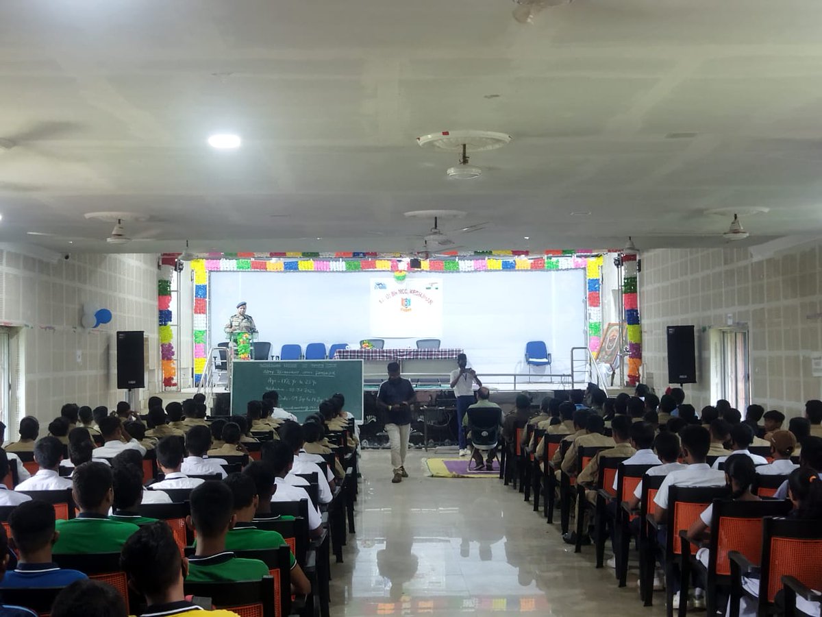 Maj Abhsek Sharma, RMO of ARO Sambalpur conducted an awareness programme on AGNIPATH Scheme to the Cadets of 14 Odisha Bn NCC at Keonjhar 
#KeonjharWarriors
#hirakudwarriors 
#kalinga_sagar