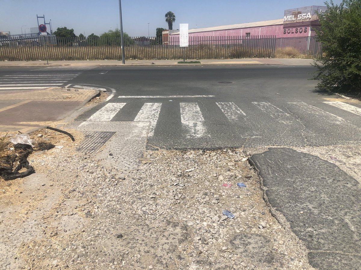 jcnbibi's tweet photo. Vergonzoso el estado de la calle Romana del poligono industrial aeropuerto Sevilla se acaba de caer una mujer que iba andando delante mia y esto es casi todos los dias SOLUCION URGENTEEEEE @Ayto_Sevilla @policia @CSurNoticias @112Sevilla @antoniomunozsev @PPdeSevilla https://t.co/z0MJOSleBV