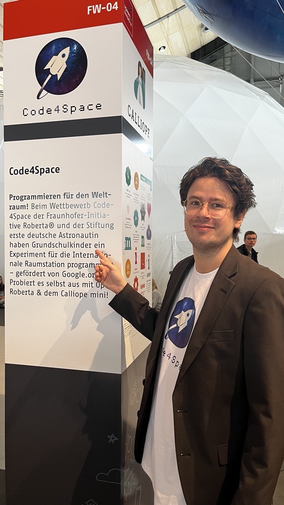RobertaIAIS's tweet photo. Vorbeikommen und mitprogrammieren 🚀🧑💻! Bis Samstag bieten wir auf der @ideenexpo in Hannover #Code4Space-Workshops mit #OpenRoberta & @CalliopeMini an. Ihr findet uns am Stand von @eseroDE, #Calliope & der GDP in Ideenhalle 9 📍 https://t.co/ODvGOlTcSt
Eintritt frei! 🎫 https://t.co/G2owaU9uNj