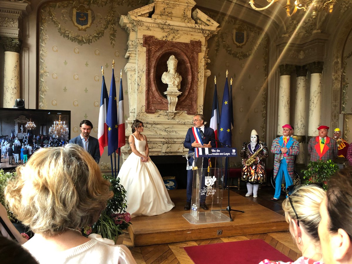 DidierRouxel78's tweet photo. Ce matin, couronnement, de la Reine des Loges, en la superbe salle des mariages de @StGermainLaye 
Son discours fût un très bel hommage à sa famille &amp; à la grande famille des forains.
Que cette édition, la 369 eme @FetedesLoges soit une très belle réussite.
@AudaceStGermain https://t.co/ZkUjXGzNSw