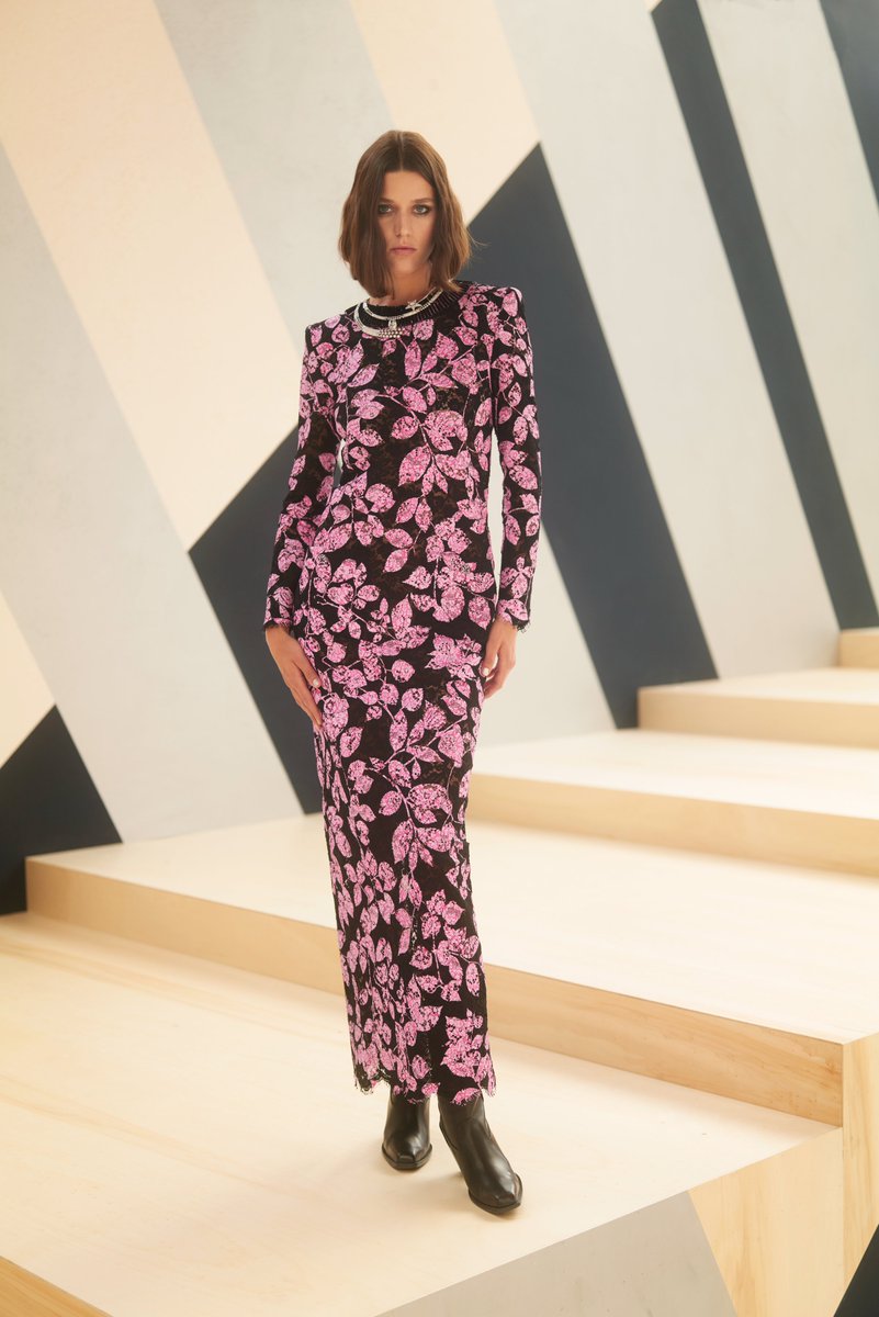 CHANEL's tweet image. Virginie Viard weaves graphic gestures into the very fabric of the #CHANEL Fall-Winter 2022/23 Haute Couture collection from swirling sequin textures to hand-painted blooms.
See all the looks from the CHANEL Fall-Winter 2022/23 Haute Couture show at chanel.com/-T-HC_FW22-23