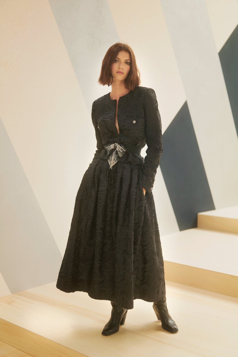 CHANEL's tweet image. Virginie Viard weaves graphic gestures into the very fabric of the #CHANEL Fall-Winter 2022/23 Haute Couture collection from swirling sequin textures to hand-painted blooms.
See all the looks from the CHANEL Fall-Winter 2022/23 Haute Couture show at chanel.com/-T-HC_FW22-23