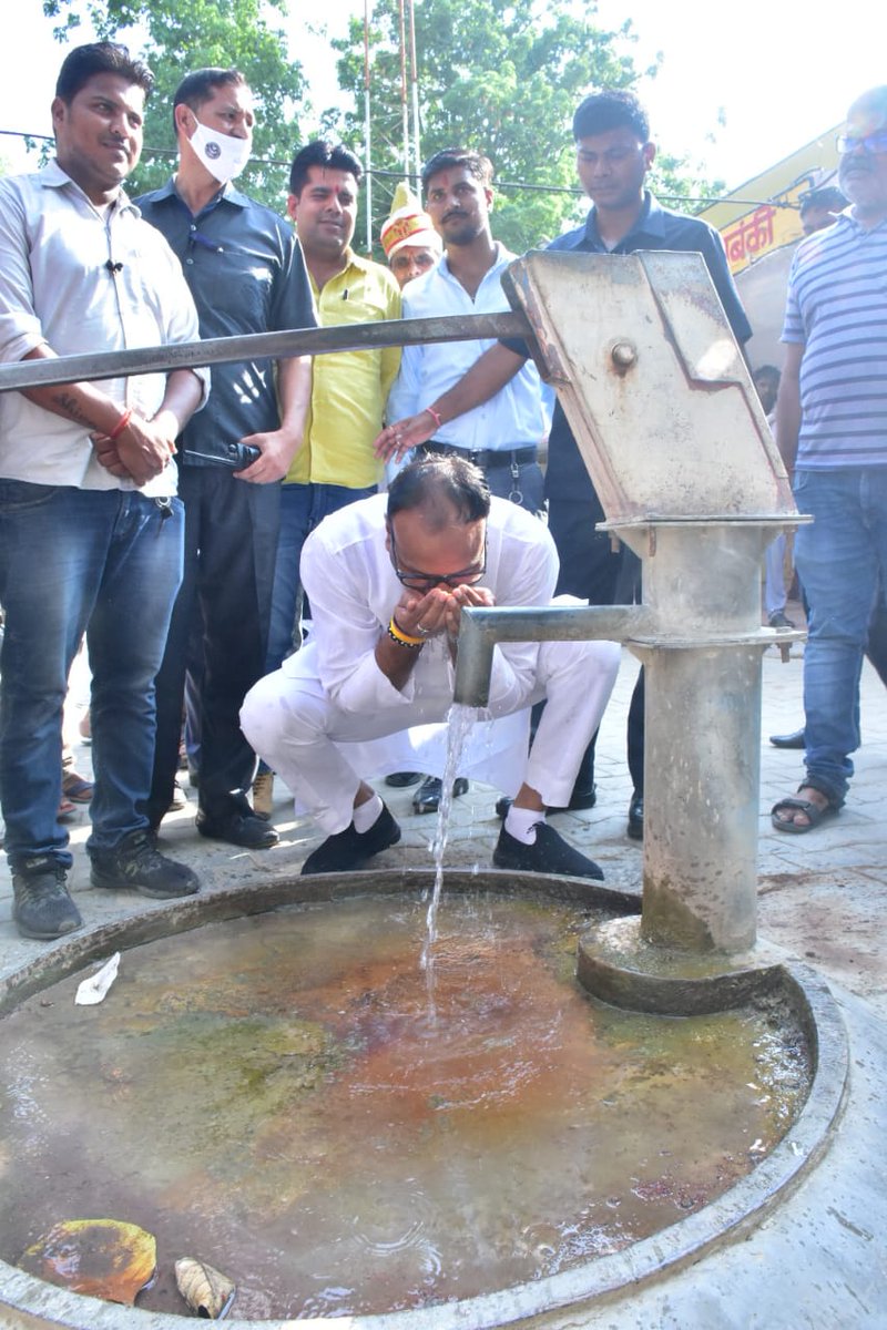 brajeshpathakup's tweet photo. उत्तर प्रदेश को "स्वस्थ प्रदेश" बनाने के लिए स्वास्थ्य व्यवस्थाओं का सुदृढ़ होना आवश्यक है इसी उद्देश्य की पूर्ति हेतु आज सामुदायिक स्वास्थ्य केंद्र,हैदरगढ़ बाराबंकी पहुँचकर वहाँ की जनस्वास्थ्य सुविधाओं की गुणवत्ता एवं चिकित्साकर्मियों की कार्यशैली का औचक निरीक्षण करते हुए। https://t.co/OgBav3fuQx