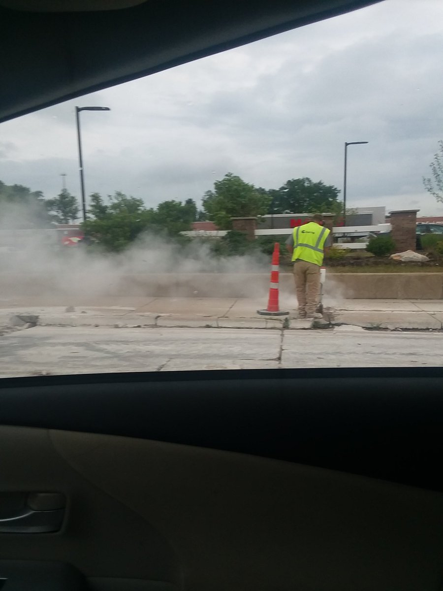 HempyVegan's tweet photo. #Cancer Causing ⚠️☠Silica dust is a scourge. #CONSTRUCTION WORKERS almost never have mask gear on... #protectUsAll #endCancer we are NOT made to Breathe this in. Please please watch out4 these plumes. Take Serious. No Cure 4 disabling silicosis. @Pelotonia @OSHA_DOL @CDC_Cancer https://t.co/UrjzoK5rC7