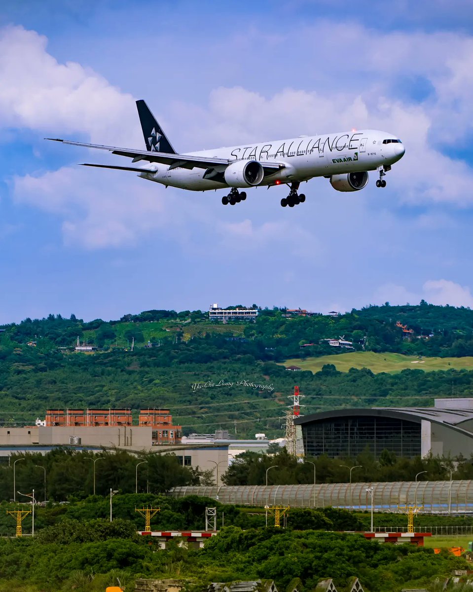 YuCheLiang's tweet photo. EVA Air (Star Alliance Livery)⭐⭐⭐
Boeing 777-35E(ER)
B-16715 😊
➖➖➖➖➖➖➖➖➖➖➖➖➖➖➖➖➖➖
#長榮航空 #evaair #staralliance
#ge90115b
#飛行機大好き #エバー航空
#boeinglovers #特別塗装機
#taoyuanairport 
#飛行機倶楽部 #aviation
#飛行機写真
#boeing777lovers #B777300ER https://t.co/yD8zzxHf2i
