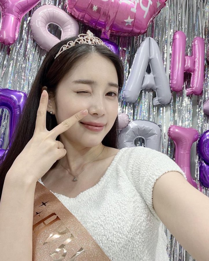 CLbCKDWbNioJrcC's tweet photo. ハッピーバースデーチェギョン🎉🎉🎉🎊🎂🎁㊗️
#HAPPY_CHAKYUNG_DAY
#APRIL #chakyung
#윤채경 https://t.co/QOUbkynr2z