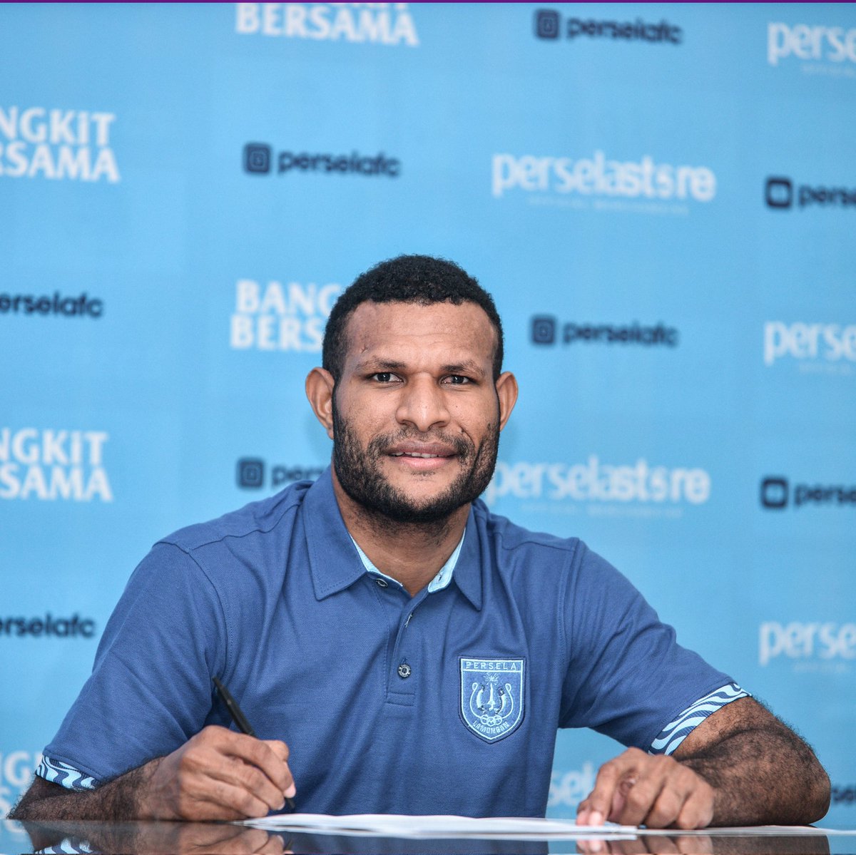 PerselaFC's tweet photo. Marinus signing ✒️💙

#PerselaLamongan #BangkitBersama #COJT https://t.co/vxojiAu5fp