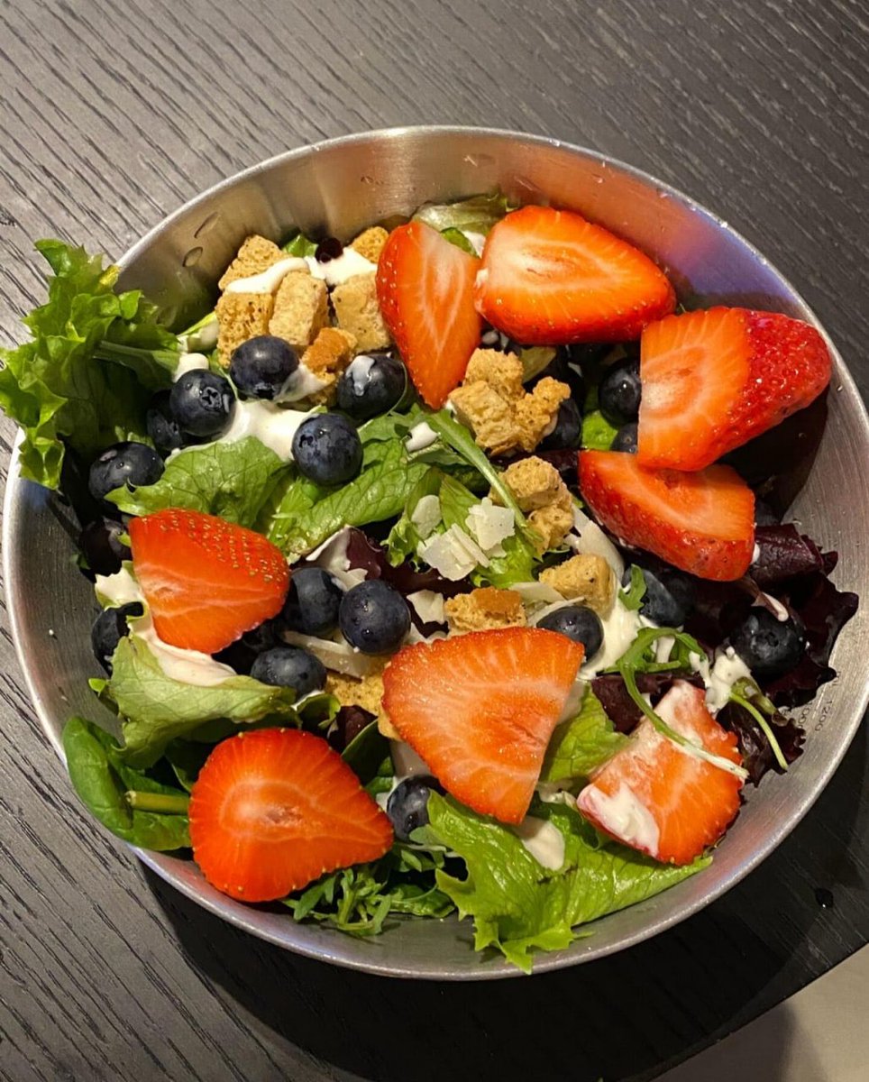 Today's first meal, fruit and vegetable salad.😋😋