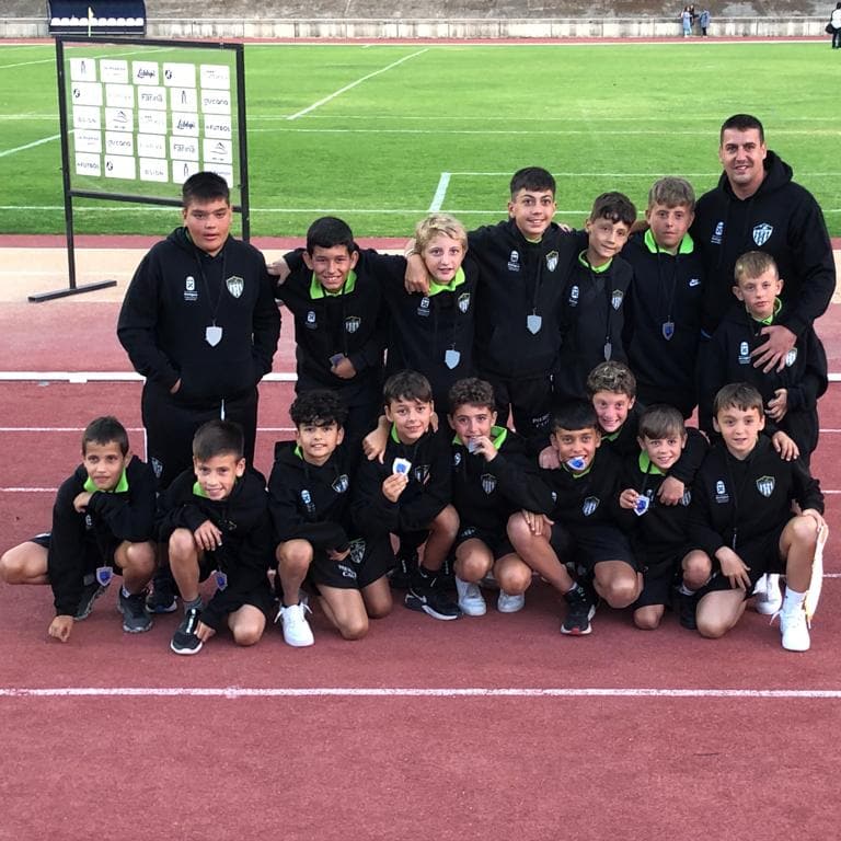 CDBalompedica's tweet photo. Felicidades a nuestro equipo Alevín!

Felicidades @Daniel Dávila Ruiz por ese trabajo tan increíble que haces cada día.

#futbolcanario #deporte #fuerteventura #pasionporelfutbol #atleticobalompedica #AntiguaFuerteventura #teideelitecup https://t.co/EKfvxaYMHd