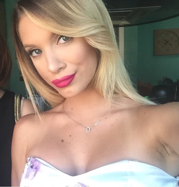 GSinger88's tweet image. Fino a quando ci sarà lei ad OCW posso vedermi anche 2 ore Intere di #Avsim e Gianni Bianco che dicono Allegri Out, tanto continuerò a non ascoltarli ed a fissarmi su di lei 😍😍😍