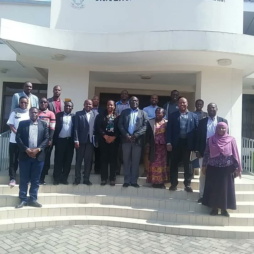 udasaudsm's tweet photo. Viongozi wa UDASA wakiwa kwenye picha ya pamoja na wana UDASA MCHAS Mbeya walipowatembelea tarehe 17.6.2022 https://t.co/TadU3n8puQ