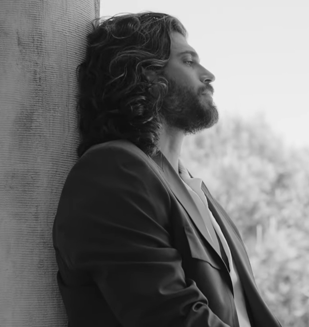 With time you learned....

   that we should believe in facts, not words.  That when words are lacking, the music speaks.

   But above all, you have learned that in life you don't have to be perfect, but you have to be happy.♡

Good morning dear friends 😘☕️💐
#CanYaman