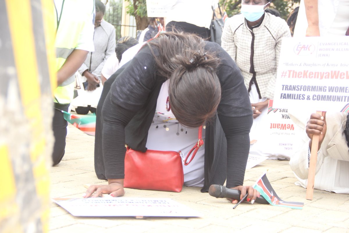 EAK_Kenya_'s tweet photo. Every peaceful nation can be traced to a kneeling person
#NationalPeacePrayerWalk
#TheKenyaWeWant https://t.co/Fi2PayOYWX
