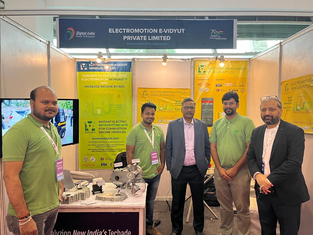 Director General #STPIINDIA Shri @arvindtw visited our company's  stall 'Electromotion E-Vidyut' at #DigitalMela and interacted with the us about the products & solutions. 
#DIW2022
#StartupConference 
#Evidyutteam 
@polkijain @Bishu_2520 @gaurav10aug @SuryaPr38454861