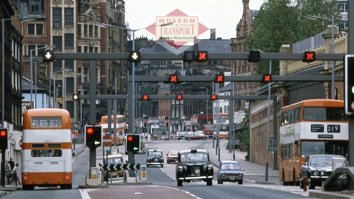 This week's #ThrowbackThursday post sees us standing in London Road, Manchester - Piccadilly station is off to the right and this scene today would be criss-crossed by <a href="/MCRMetrolink/">Manchester Metrolink 🚊</a> trams on the Ashton line. Hands up if you remember the 'tidal flow' signs here!