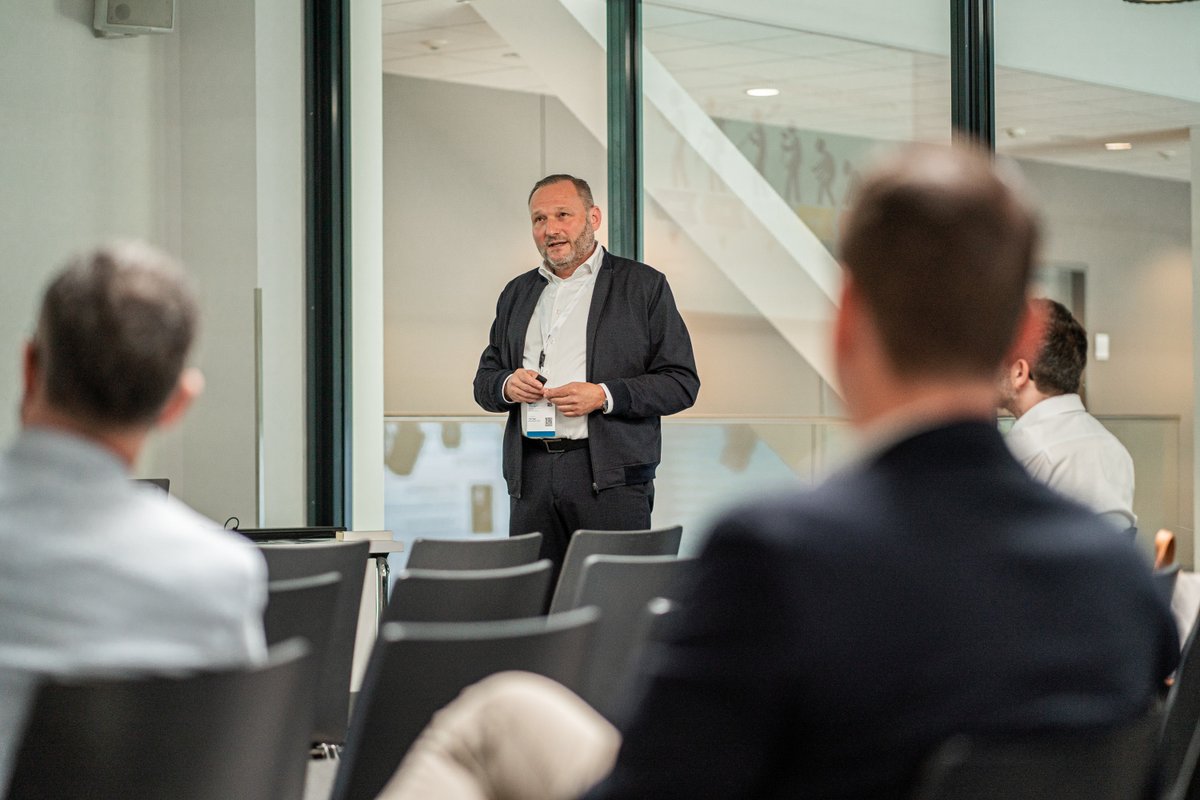 batix's tweet photo. Das Motto der IT-Leistungsschau des @ITnet_TH “Unser Land gemeinsam digitaler und attraktiver machen!” ist auch unser Ansporn. An zwei Tagen haben sich in Erfurt zahlreiche Akteure aus Wirtschaft und Verwaltung in den gemeinsamen Austausch gewagt. 💻 Wir waren dabei. 💙 #batix https://t.co/2vOlH3j8ub