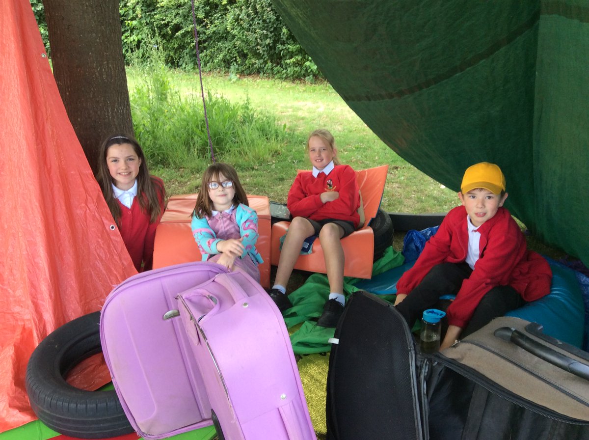 MonktonParkPlay's tweet photo. Fantastic den-building 😎 @MonktonParkSch @OPAL_CIC #opalschools https://t.co/7K3yjmMH4X