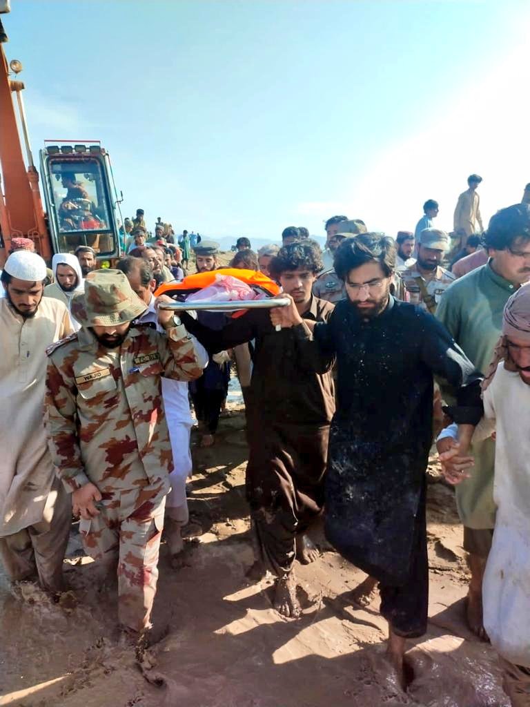 irfanashraf36's tweet photo. Pakistan Army is on Rescue/Relief in flood effected areas in Balochistan.  I'm witness that Pakistan 🇵🇰Army played vital role to uplift Balochistan. They reconnect Balochistan with their traditions /Culture .infact it was dying due to @BBugti &amp; other terrorist.  
#floods2022 https://t.co/bbdYmjFzlR