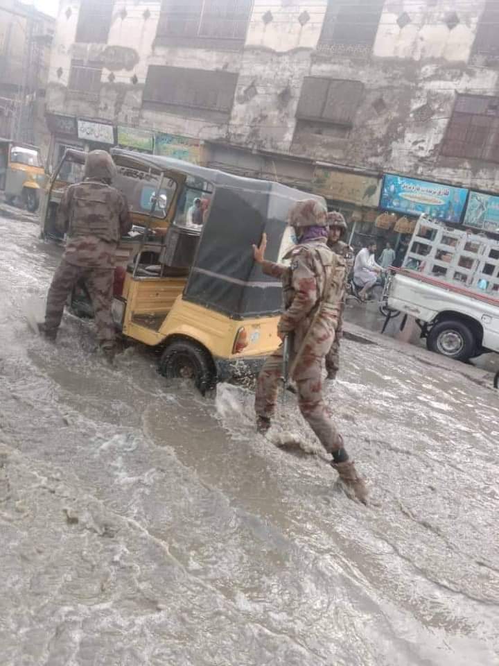 irfanashraf36's tweet photo. Pakistan Army is on Rescue/Relief in flood effected areas in Balochistan.  I'm witness that Pakistan 🇵🇰Army played vital role to uplift Balochistan. They reconnect Balochistan with their traditions /Culture .infact it was dying due to @BBugti &amp; other terrorist.  
#floods2022 https://t.co/bbdYmjFzlR