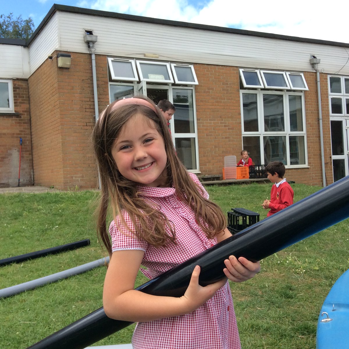 MonktonParkPlay's tweet photo. At Monkton Park we have laughter and smiles everywhere you look! @OPAL_CIC @MonktonParkSch #opalschools https://t.co/uhFo1ybzcZ